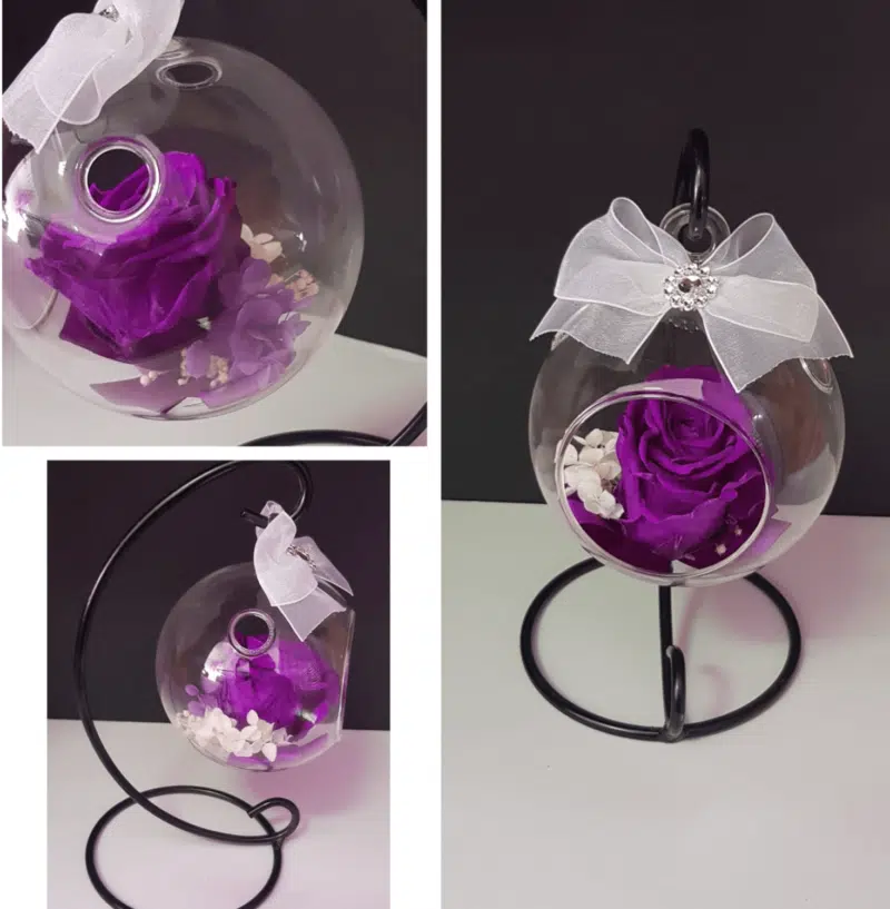 Bola de cristal decorativa con rosa preservada