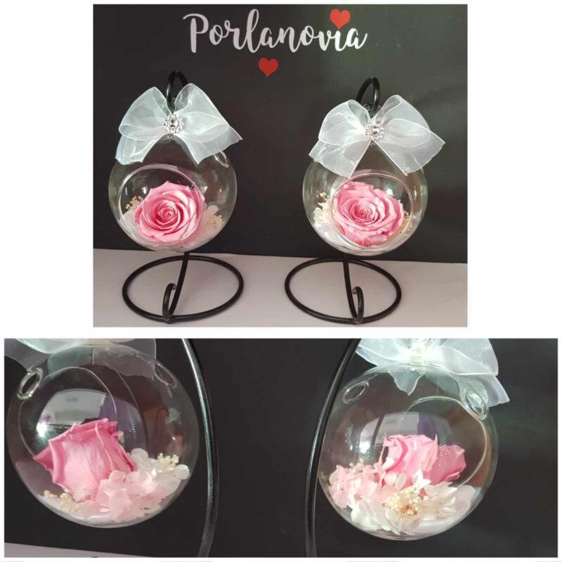 Bola de cristal decorativa con rosa preservada