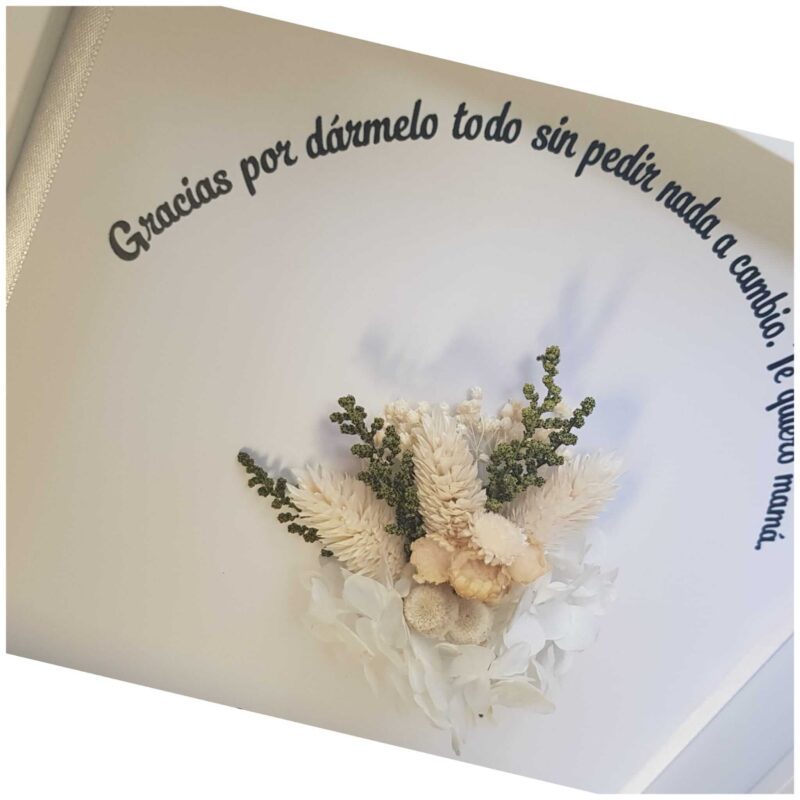 Cuadro personalizado realizado con flores preservadas