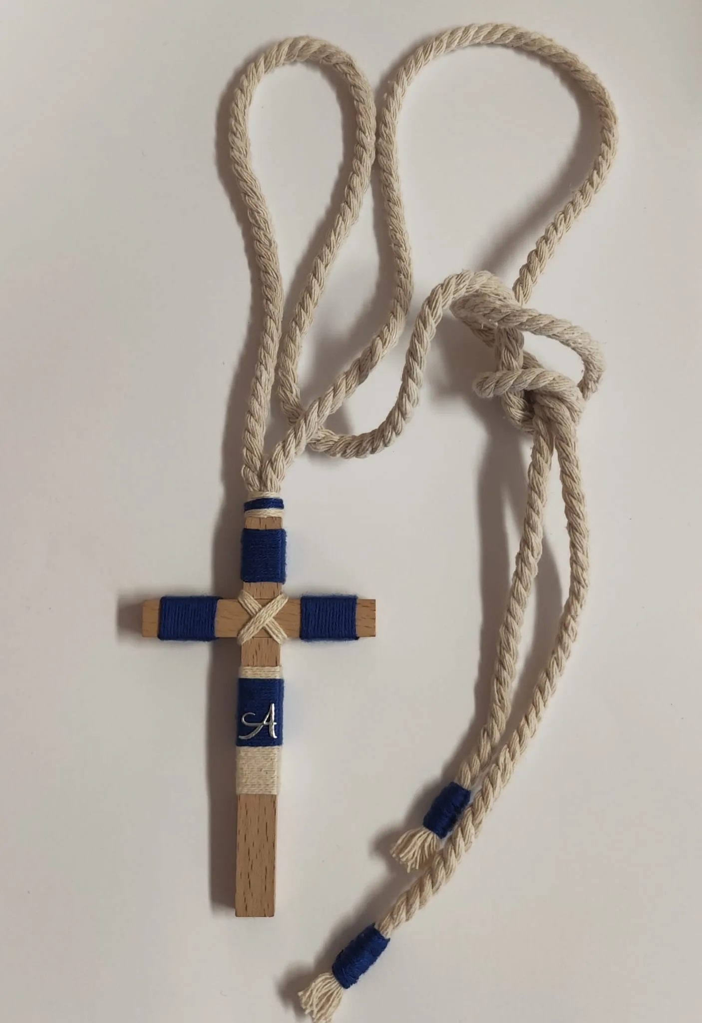 Colgante con cruz de madera personalizada comunión