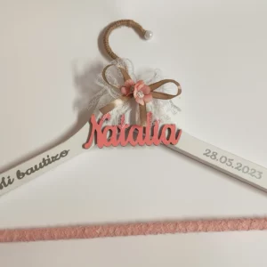 Percha personalizada para bautizo de niña