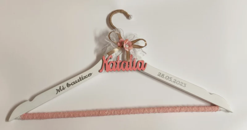 Percha personalizada para bautizo de niña