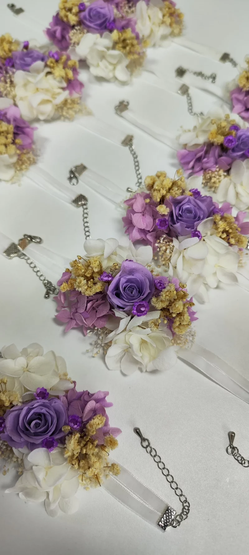 Pulsera Dama de Honor Flores Moradas y Blancas - Imagen 2