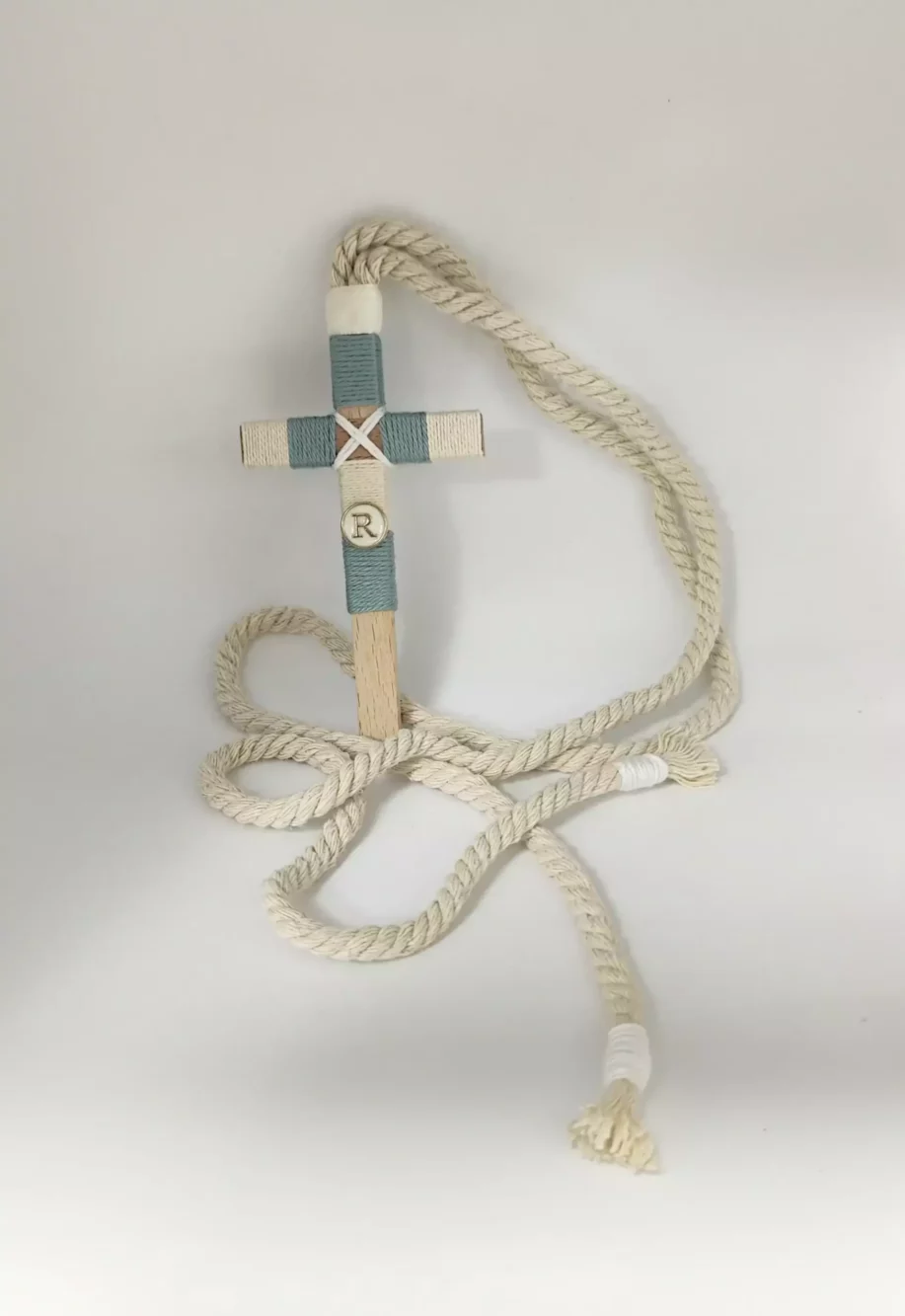 Cruz de madera para primera comunión de niño, tamaño 10 cm, personalizable.