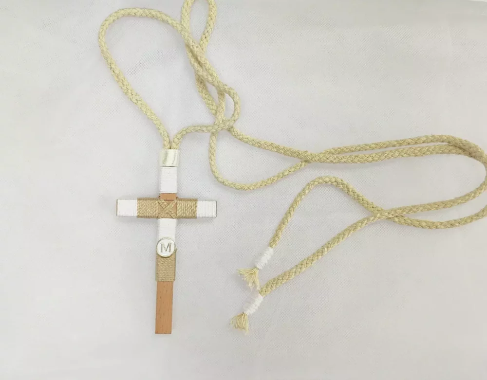 Cruz de madera para primera comunión de niño, tamaño 10 cm, personalizable.