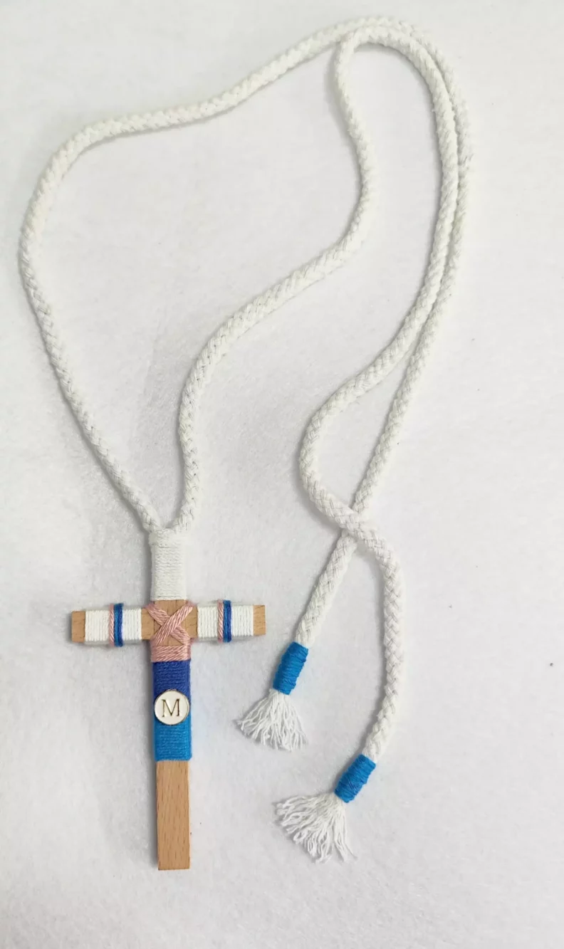 Cruz de madera para primera comunión de niño, tamaño 10 cm, personalizable.