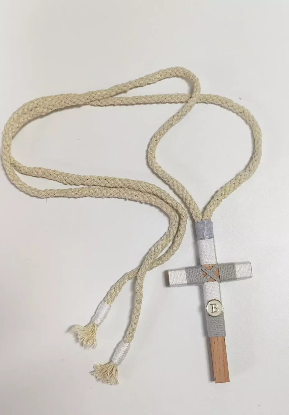 Cruz de madera para primera comunión de niño, tamaño 10 cm, personalizable.