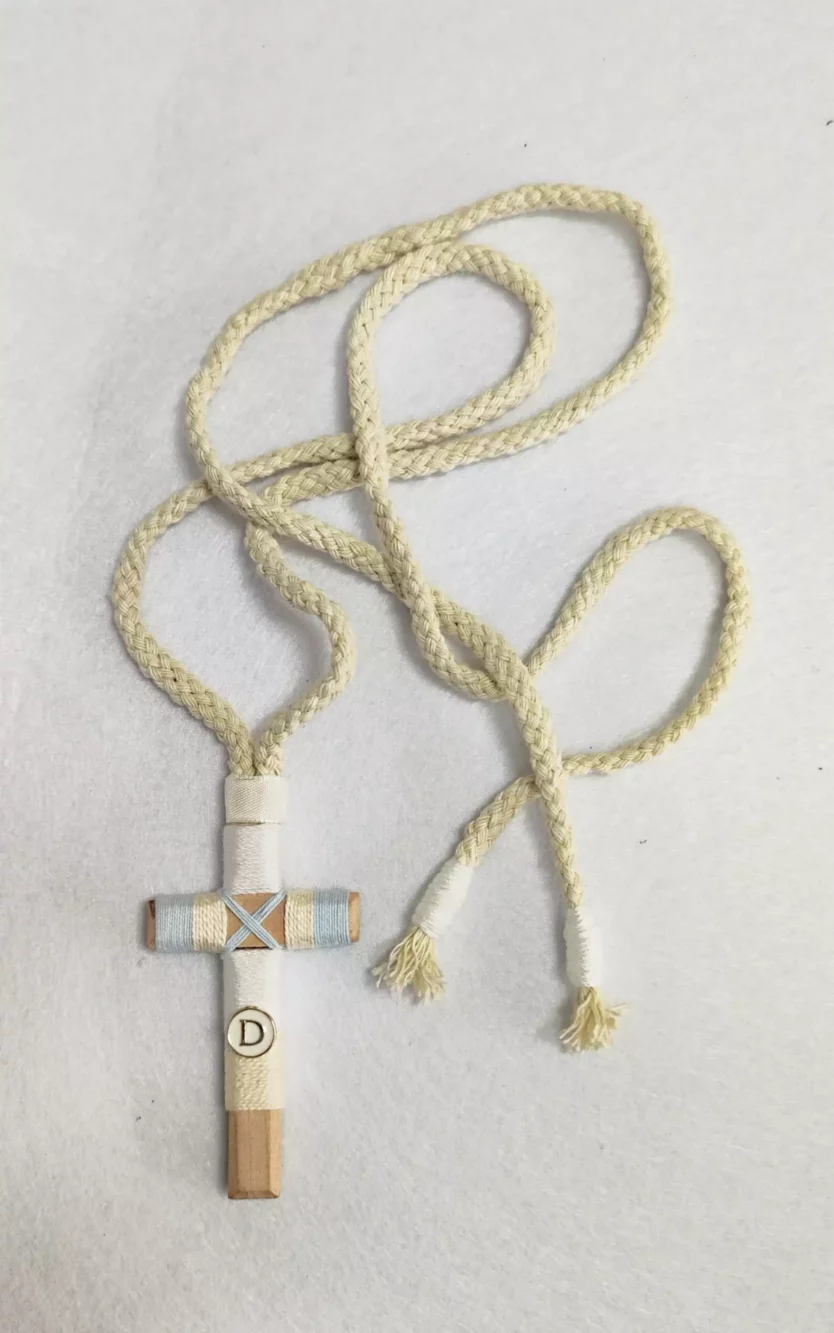 Cruz de madera para primera comunión de niño, tamaño 8 cm, personalizable.