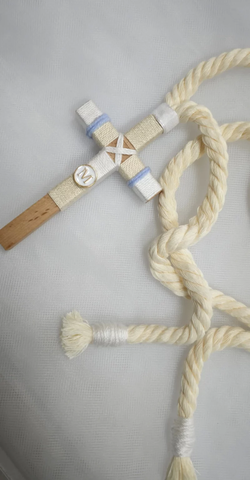 Cruz de madera para primera comunión de niño, tamaño 10 cm, personalizable.