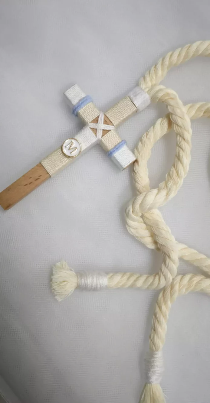 Cruz de madera para primera comunión de niño, tamaño 10 cm, personalizable.