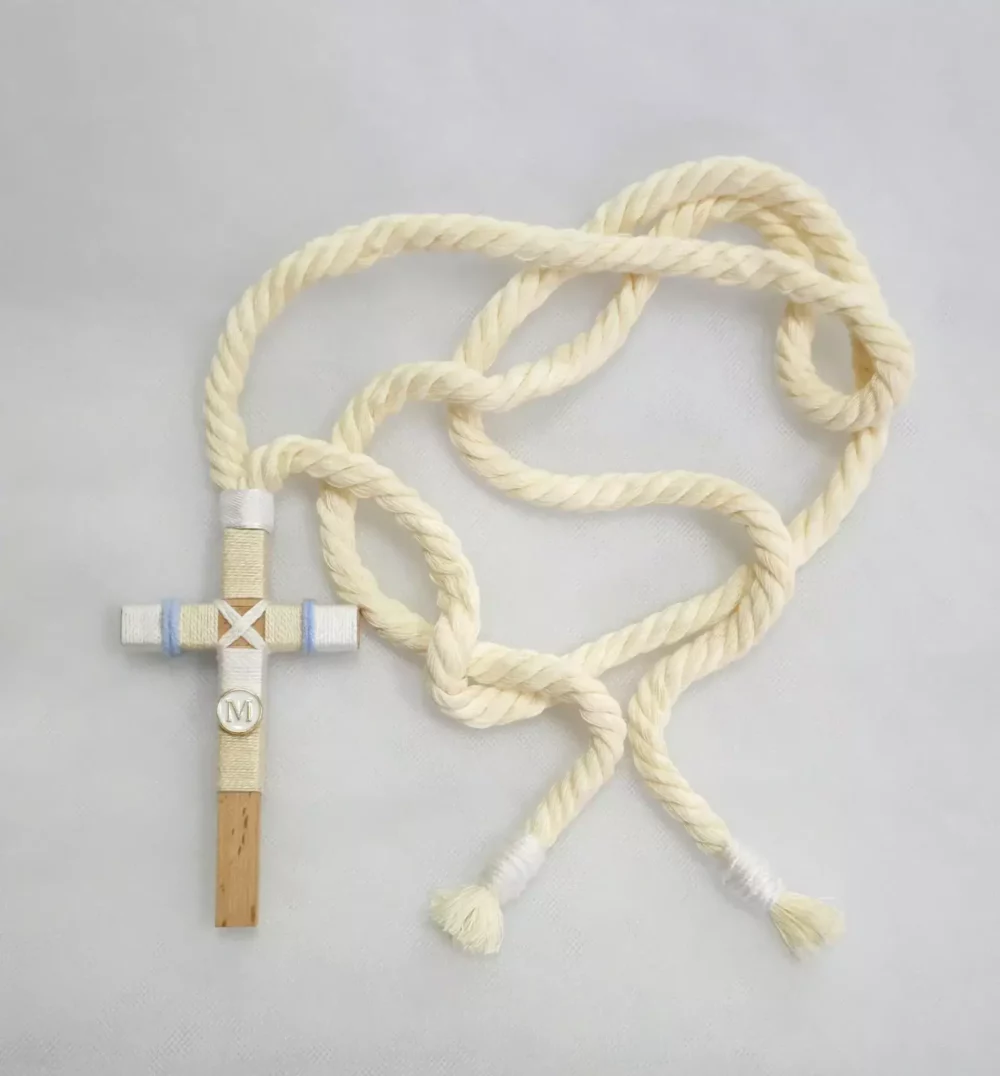 Cruz de madera para primera comunión de niño, tamaño 10 cm, personalizable.