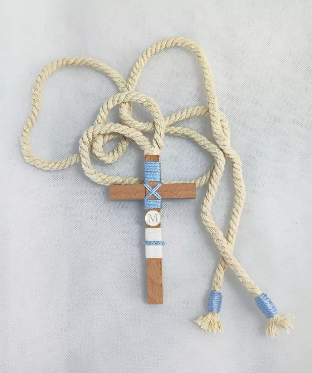Cruz de madera para primera comunión de niño, tamaño 10 cm, personalizable.