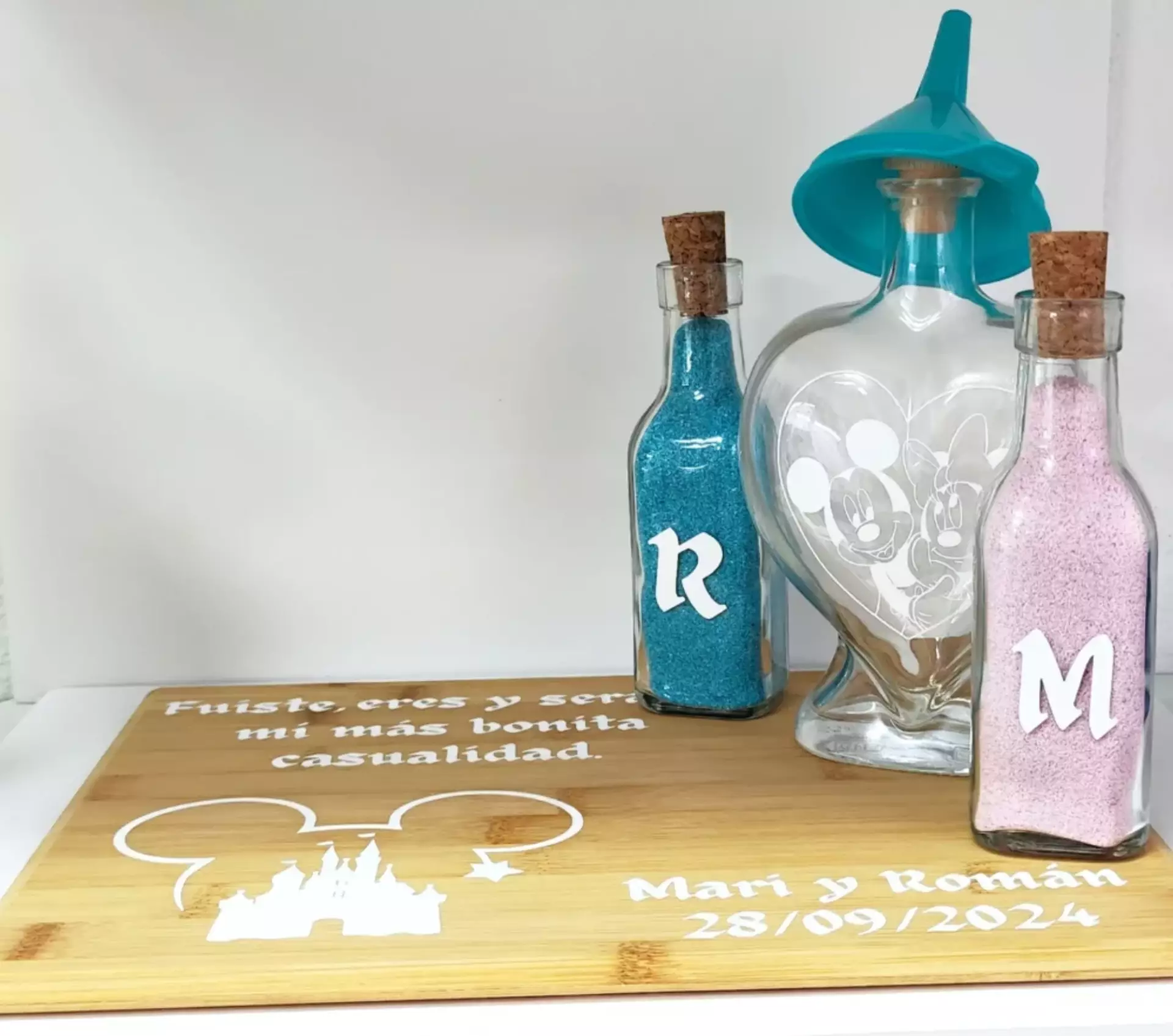 Cuadro de ceremonia de la arena con diseño de Mickey y Minnie y jarras de arena
