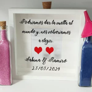 Cuadro ceremonia de la arena con la frase 'Podríamos dar la vuelta al mundo y nos volveríamos a elegir.' Un detalle romántico para bodas, simbolizando un amor sin fronteras.