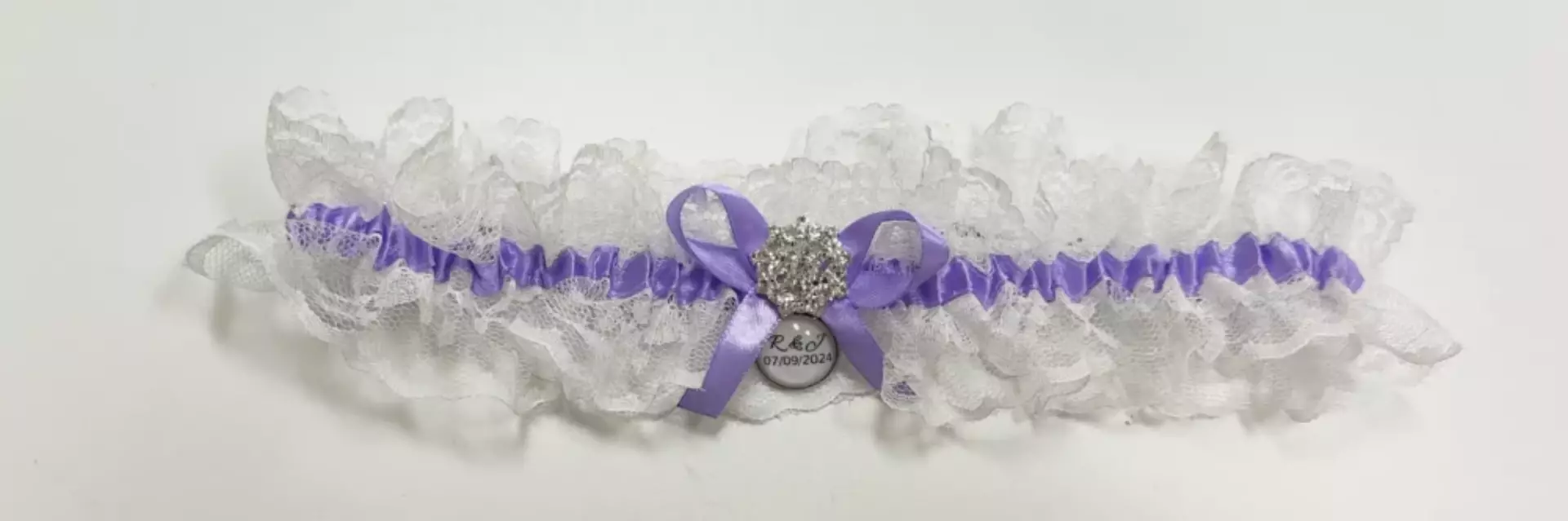 Liga personalizada con encaje blanco y lazo malva para damas de honor y amigas