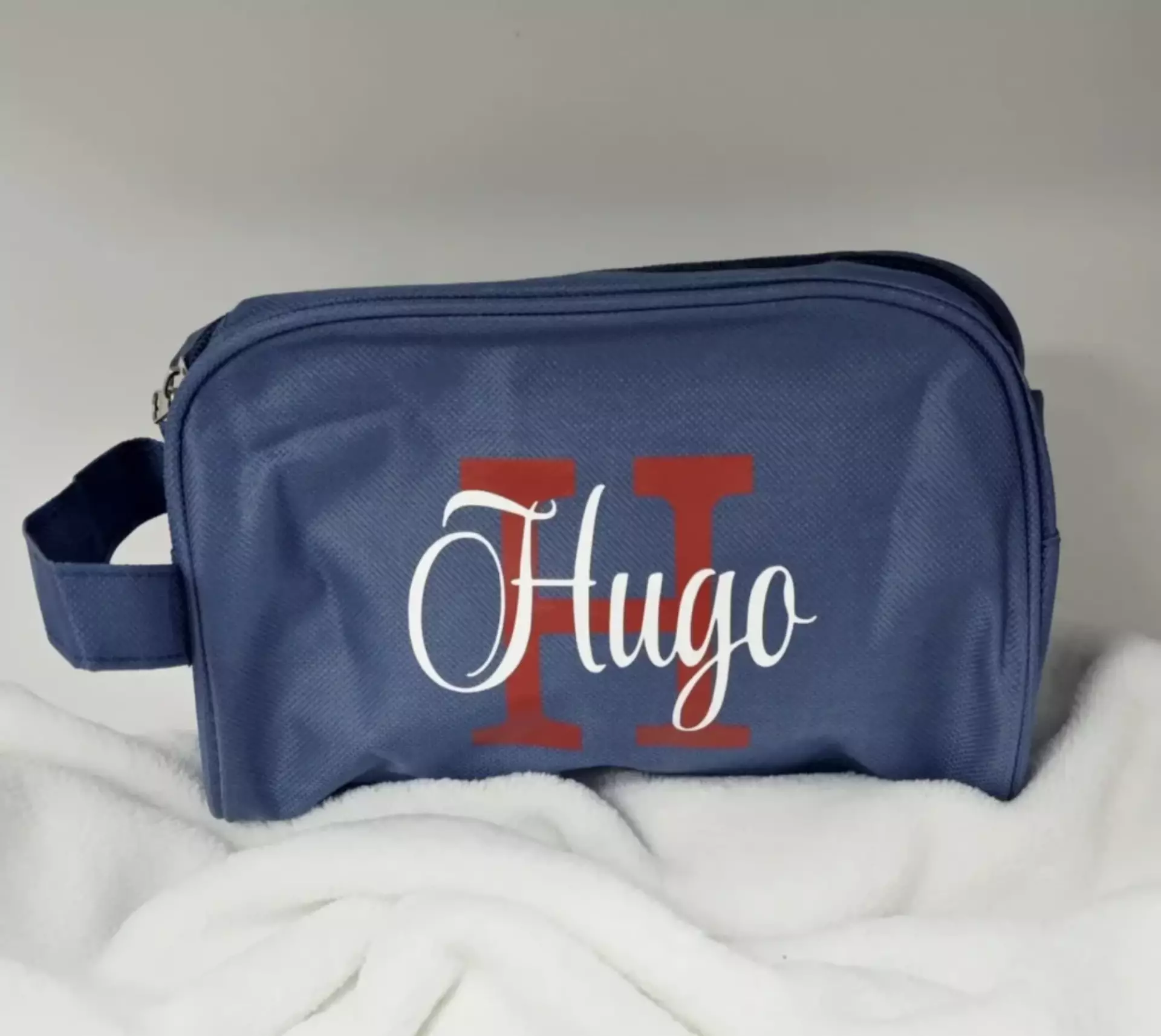 Neceser personalizado para hombre con nombre y diseño elegante.
