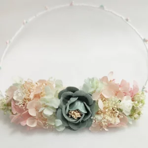 Corona de flores en tonos pastel para primera comunión