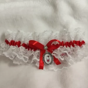 Liga de novia con encaje blanco, lazo rojo e incluye camafeo de Hello Kitty. Ajustable cualquier talla.