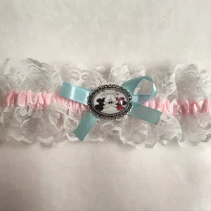 Liga de novia con encaje blanco, lazo rosa y camafeo de Minnie y Mickey.