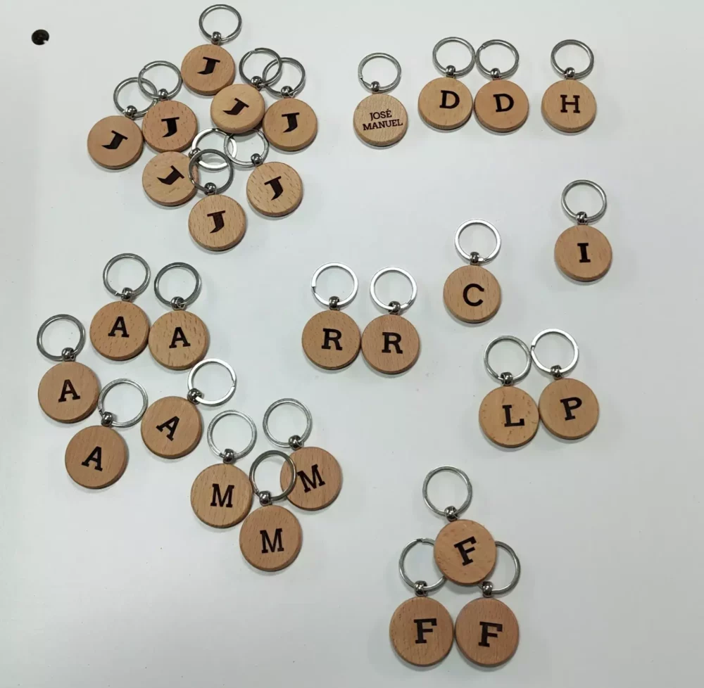 Llavero personalizado para comunión con madera grabada e inicial. Presentado en bolsitas individuales.