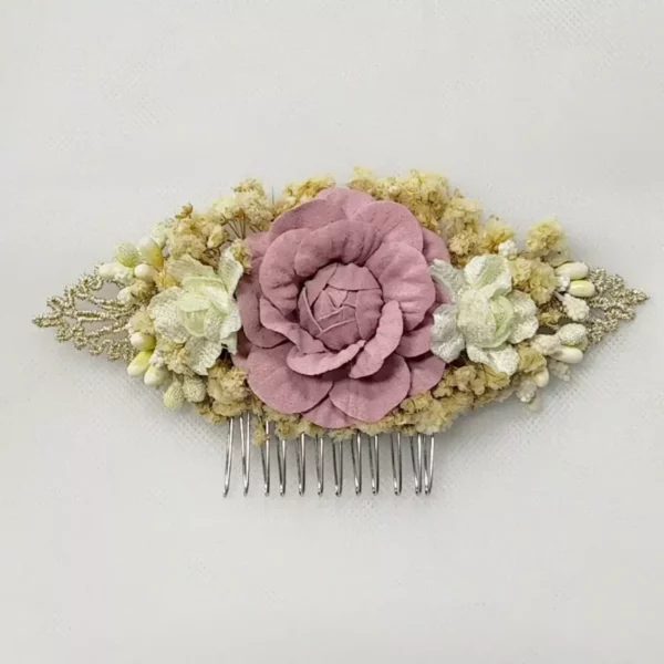Peineta floral con flores en tonos suaves para comunión y eventos