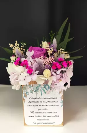 Arreglo floral de agradecimiento con flores preservadas y dedicatoria personalizada.