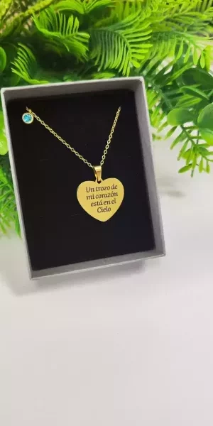 Collar con colgante de corazón y grabado conmemorativo