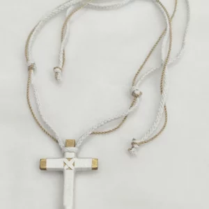 Cruz de comunión en madera con hilo blanco y detalles dorados, cordón ajustable en blanco y beige.