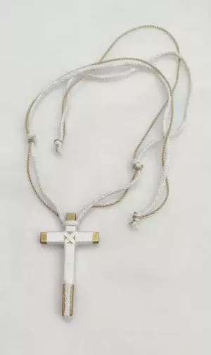 Cruz de comunión en madera con hilo blanco y detalles dorados, cordón ajustable en blanco y beige.