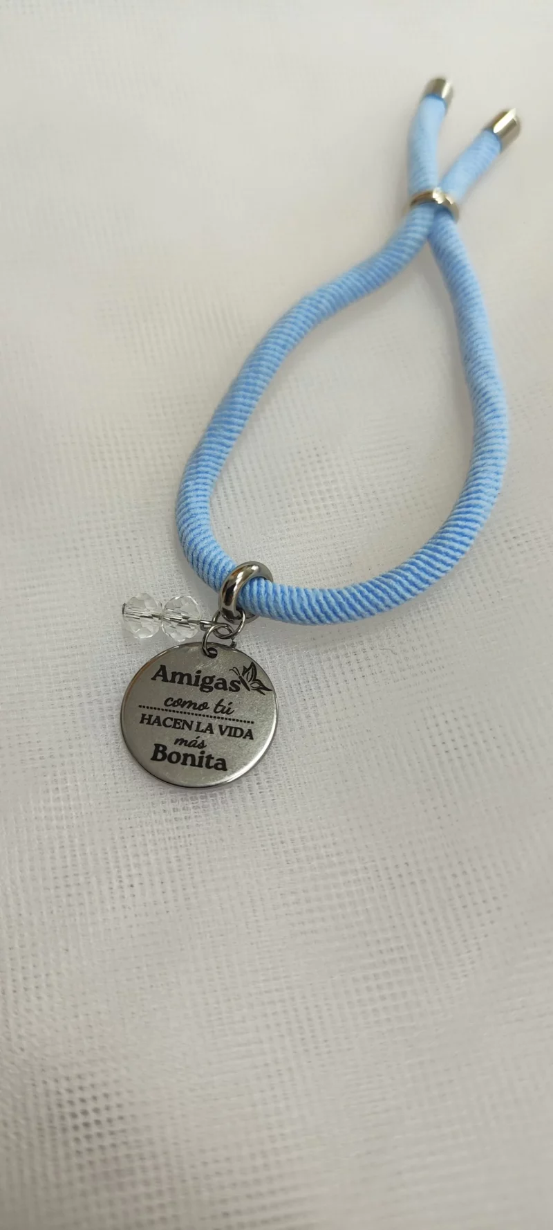 Pulsera elástica con grabado "Amigas como tú hacen la vida más bonita"