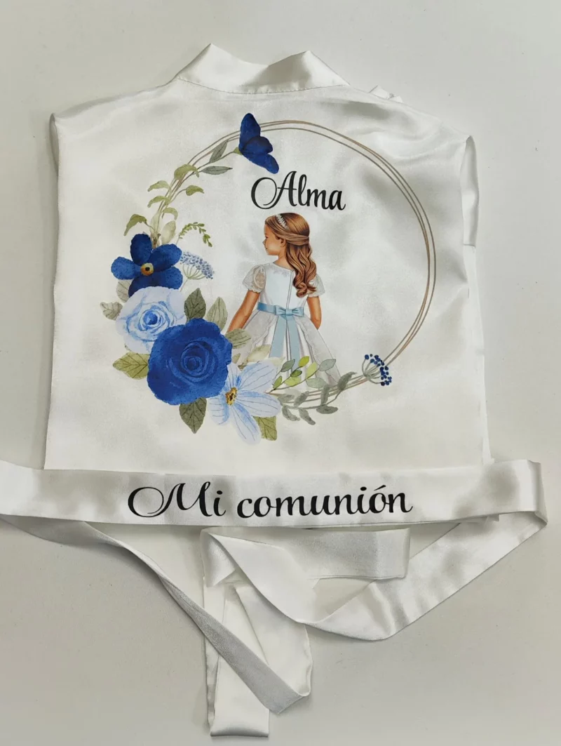 Detalle bata de comunión con nombre y flores azules
