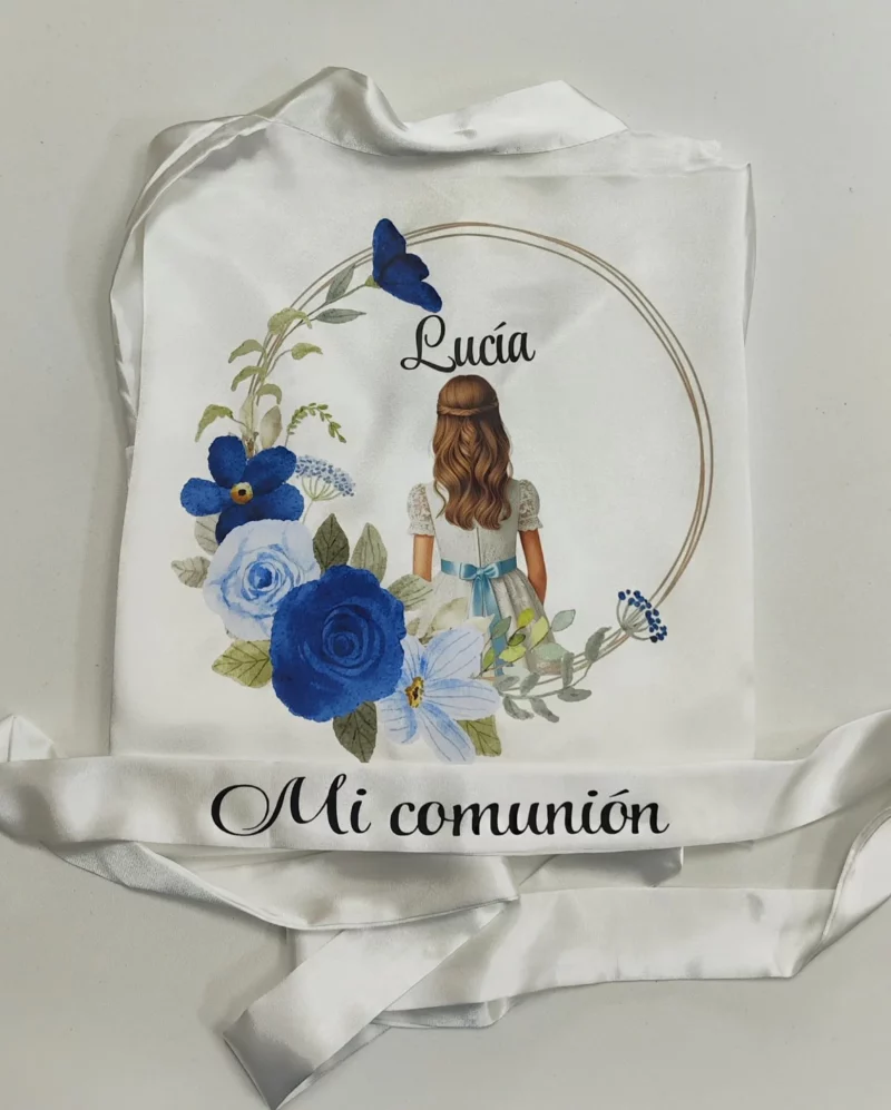 Bata de comunión blanca personalizada con flores azules