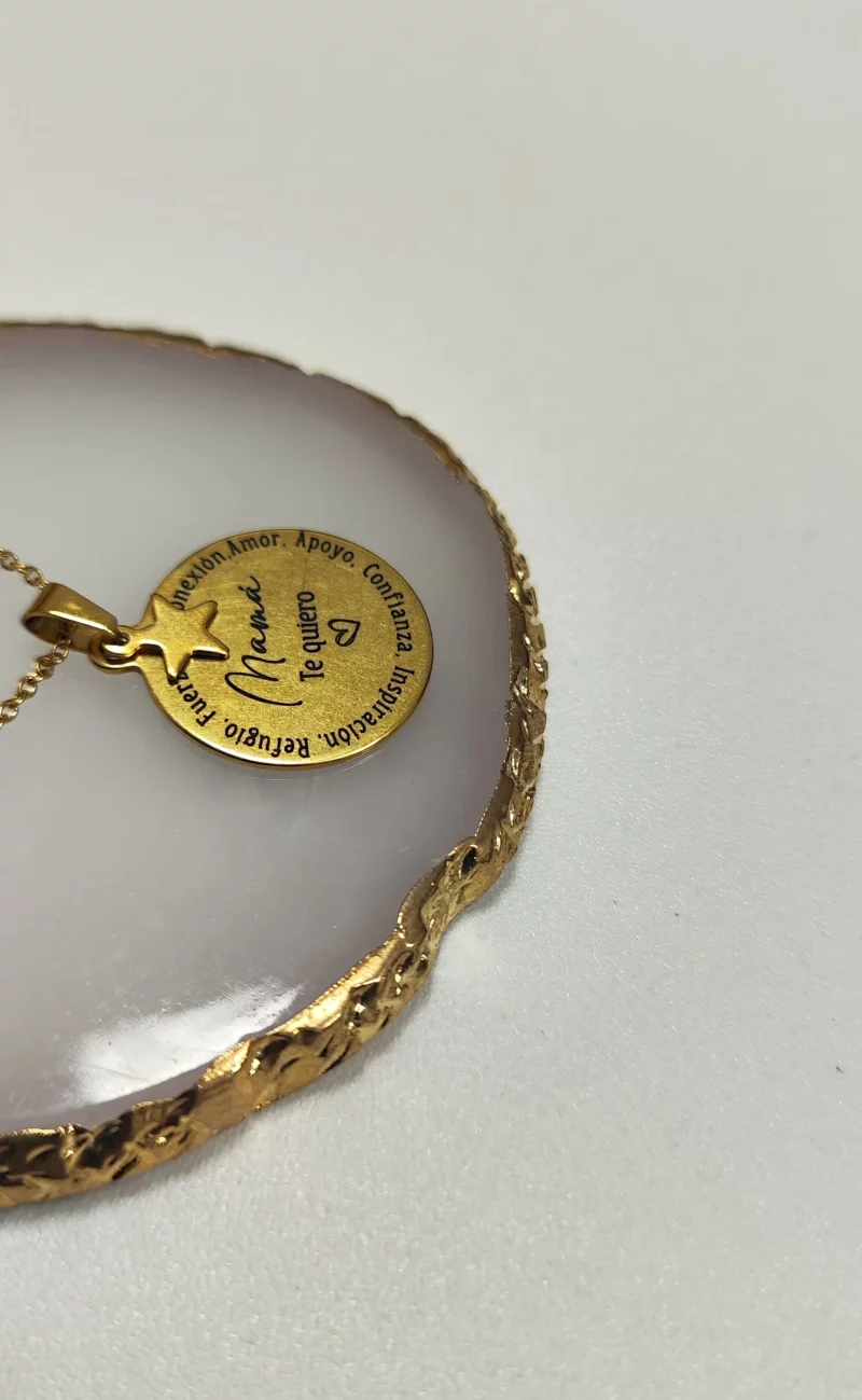 Collar grabado con frase personalizada en acero dorado