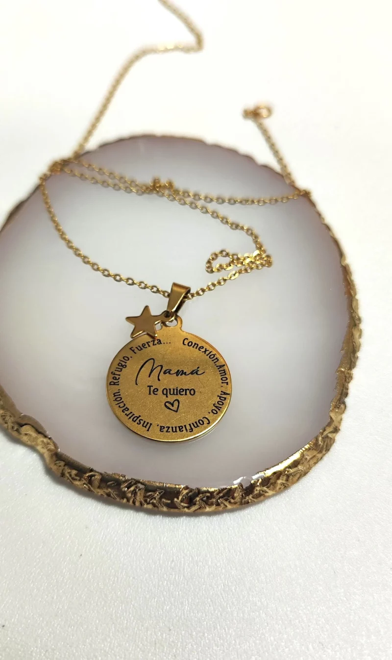 Colgante dorado con frase grabada personalizada