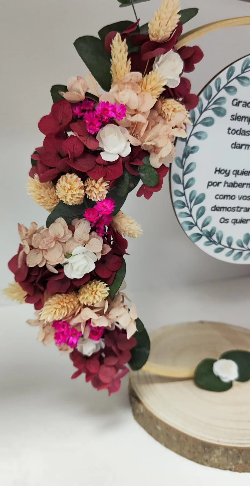 Detalle de flores preservadas y secas en aro decorativo