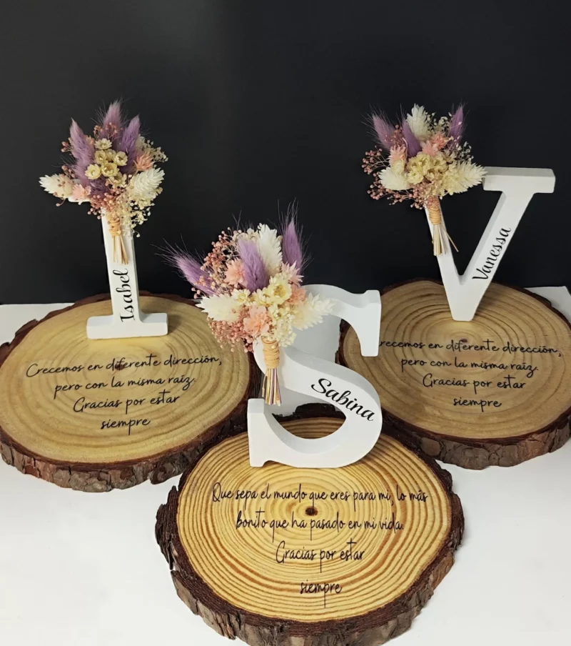 Letra de madera blanca con flores secas y base grabada