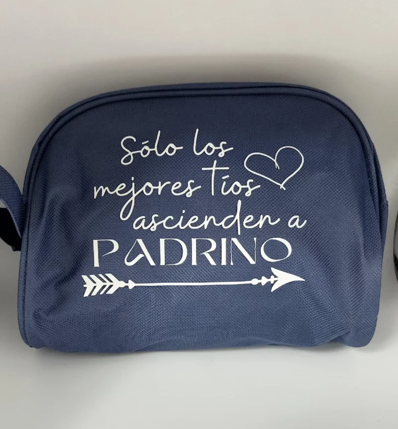 Neceser azul con frase en vinilo para padrino