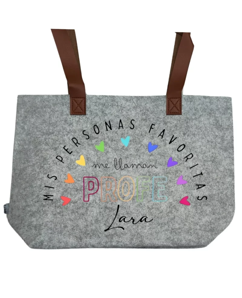 Bolso de fieltro gris para Profe con diseño "Mis Personas Favoritas me llaman Profe Lara" y corazones de colores.