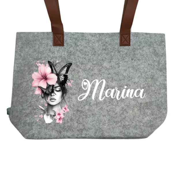 Bolso de fieltro RPET gris personalizado con diseño "Ensueño Floral" y nombre Marina como ejemplo