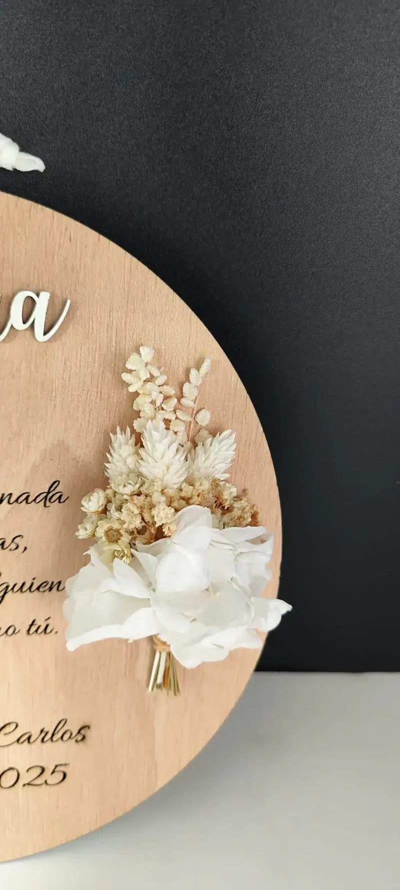 Placa redonda de madera de 23 cm personalizada con grabado láser y flores preservadas