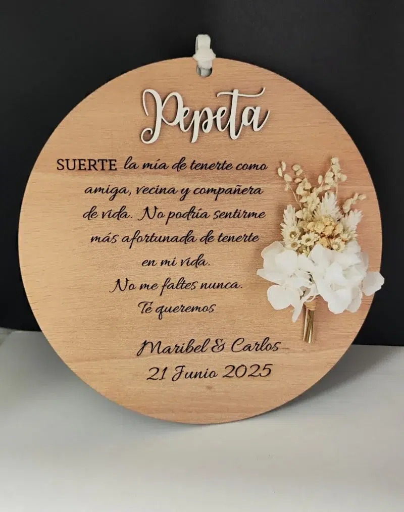 Placa redonda de madera de 23 cm personalizada con grabado láser y flores preservadas