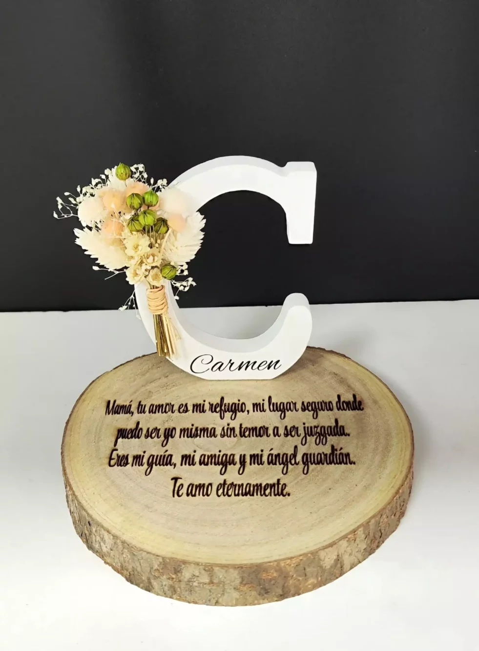 Letra con Flores Secas y Base de Madera Grabada – Personalizable