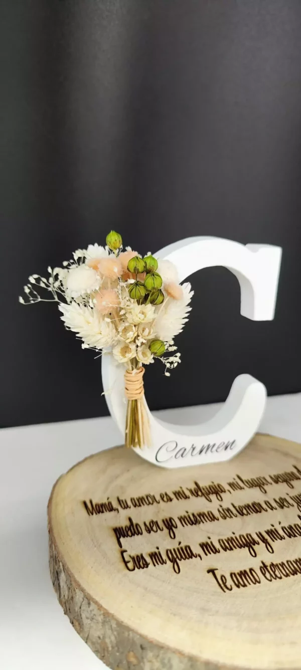 Letra con Flores Secas y Base de Madera Grabada – Personalizable - Imagen 2