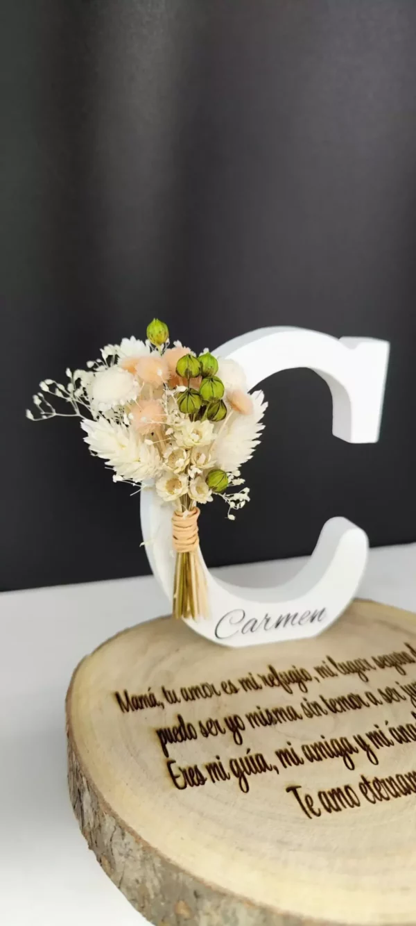 Letra con Flores Secas y Base de Madera Grabada – Personalizable - Imagen 2
