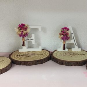 Letra decorativa con flores preservadas sobre base de madera personalizable con grabado láser o vinilo