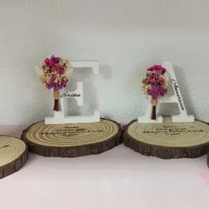 Letra decorativa con flores preservadas sobre base de madera personalizable con grabado láser o vinilo