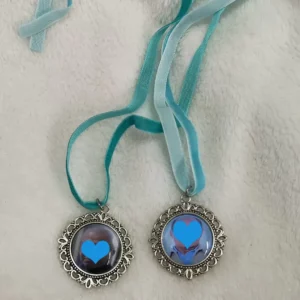 camafeo doble cara con foto personalizada para ramo de novia, cinta azul