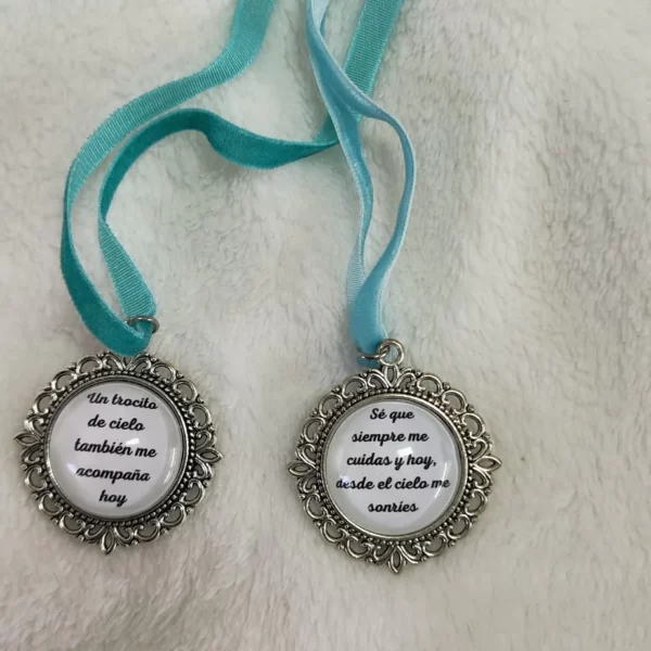 camafeo doble cara con frase personalizada y cinta azul para boda